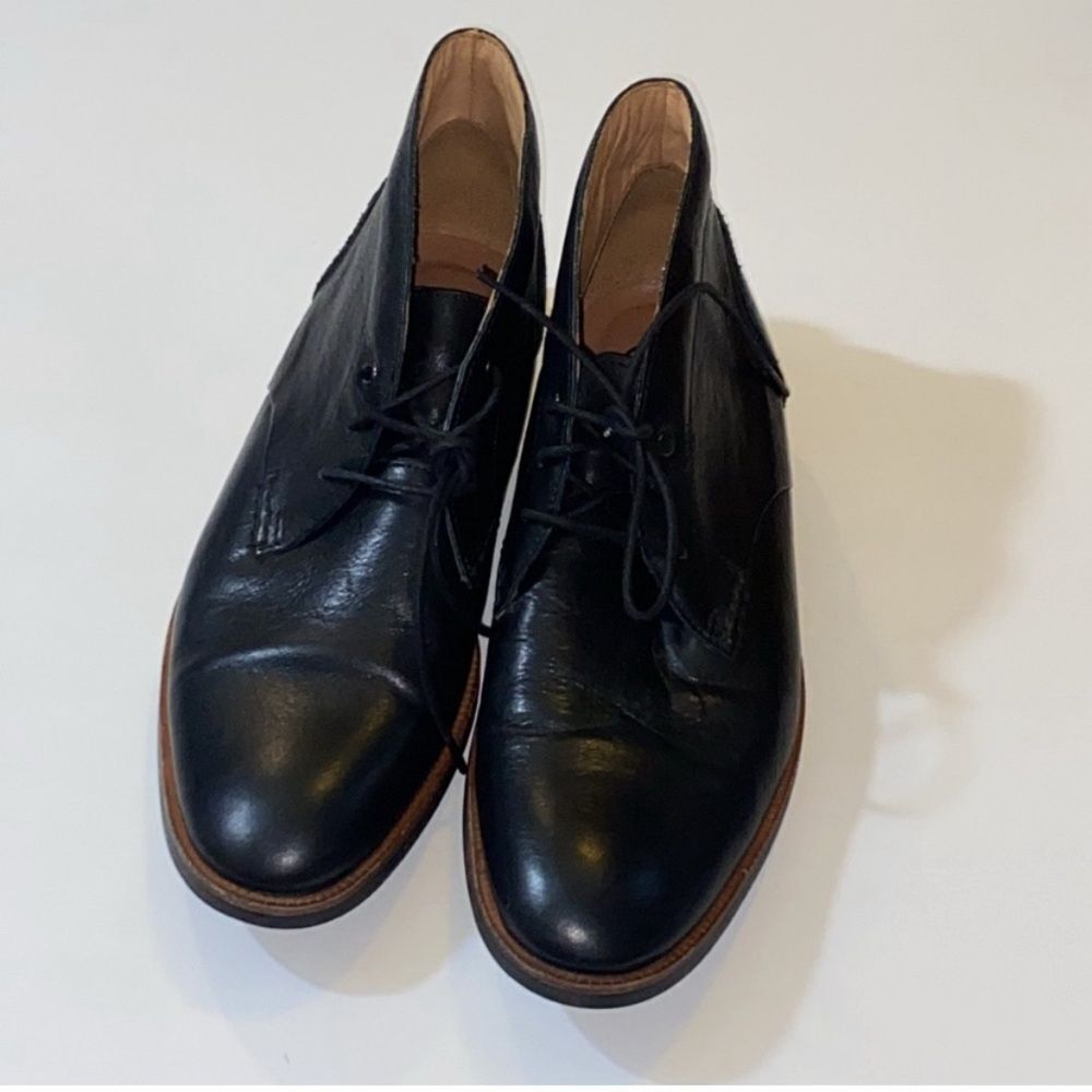 Clarks Black Oxfords Sleek Leather Design Men Shoes Size 8.5M
